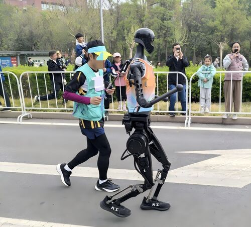 Latest company news about リオン・テクノロジーは 賢明なレースに力を与えます イズワン・ハーフマラソンで 人形ロボットが走る 見えないエンジンです